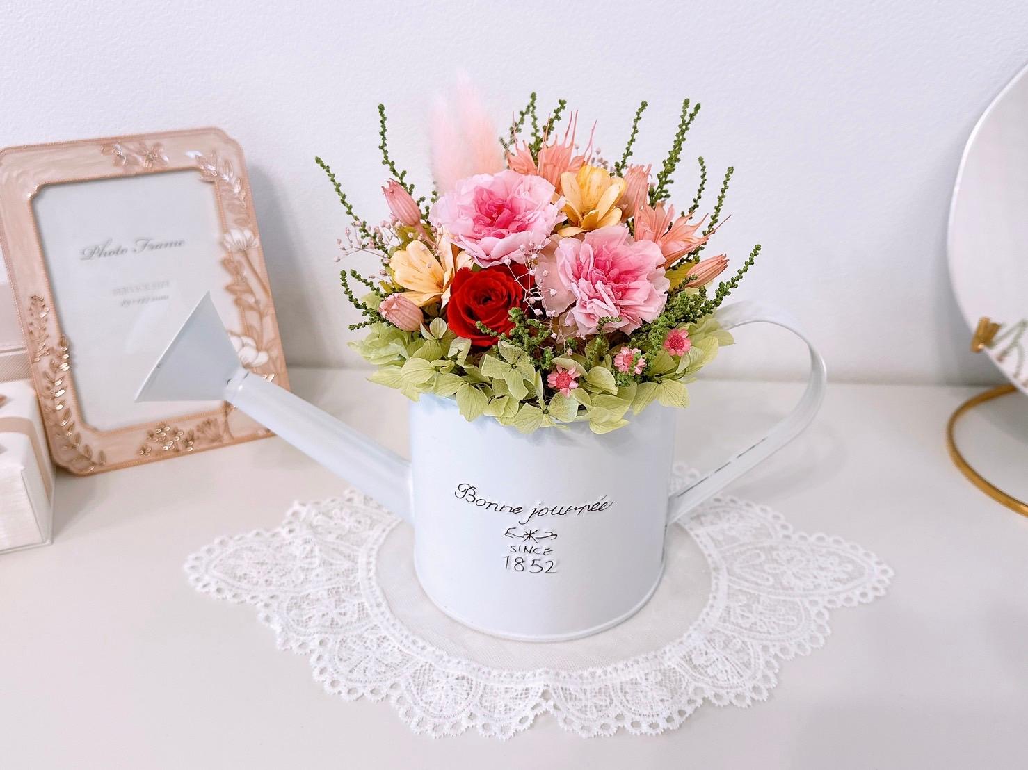 ホワイトジョウロ(ブリキ)のフラワーアレンジメント